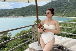 Thời trang - Bạn gái Vũ Văn Thanh mặc monokini xẻ cao đến hông, tôn thân hình "đồng hồ cát"