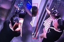 Cho con đùa nghịch trong thang máy, mẹ trả giá đắt