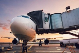 Du lịch - Vì sao hành khách chỉ được lên xuống máy bay ở cửa trái?