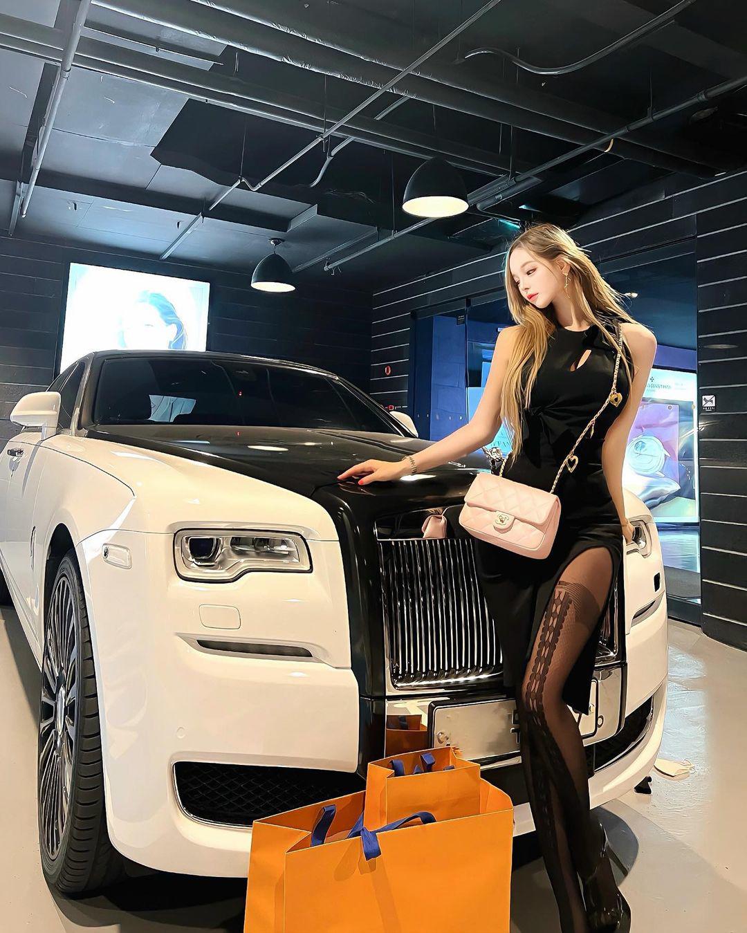 Làn da trắng và thân hình nóng bỏng khiến See Yoo A được ví như búp bê sống.