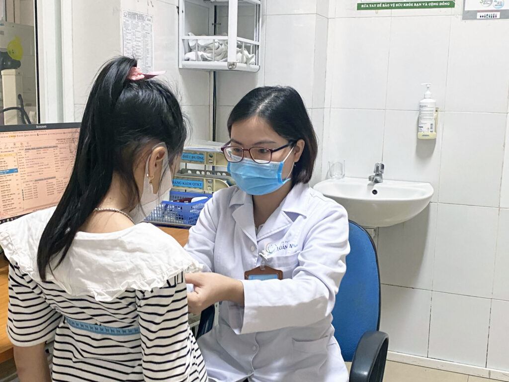 Bác sĩ thăm khám cho bé gái.