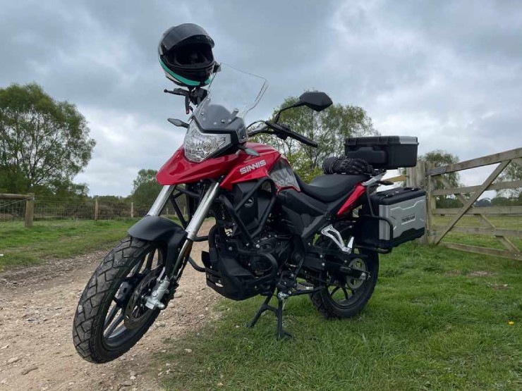 3. Sinnis 125 Terrain là dòng xế phượt mini khi trang bị động cơ 125cc, đơn xi lanh cho công suất tối đa 13 mã lực. Xe đặc biệt hút dân tập chơi, ít kinh nghiệm khi có chiều cao yên ngồi thấp 800 mm.&nbsp;