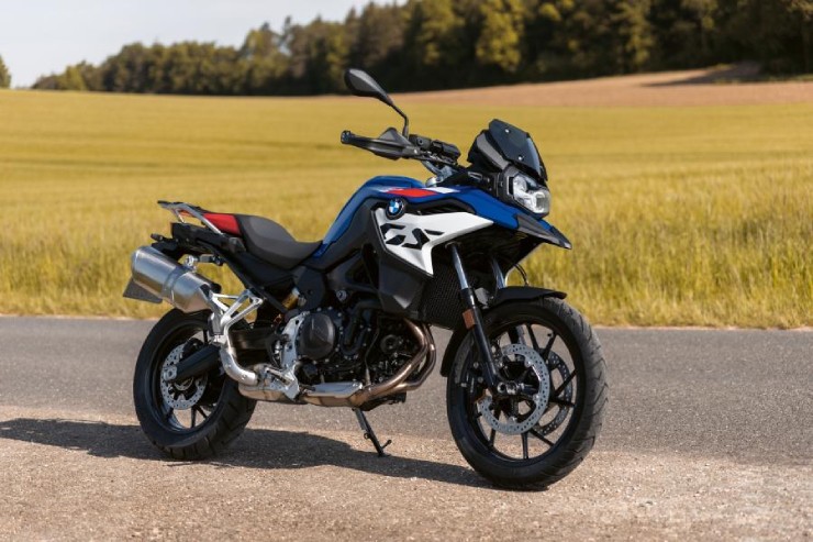 6.&nbsp;BMW F800&nbsp;GS có chiều cao yên ngồi 815 mm, mạnh mẽ nhưng vẫn thân thiện với người lái. Yên ngồi xe thậm chí còn được tùy chỉnh ở ngưỡng thấp hơn xuống 760 mm&nbsp;nếu đi kèm với phụ kiện hạ thấp phuộc treo.&nbsp;