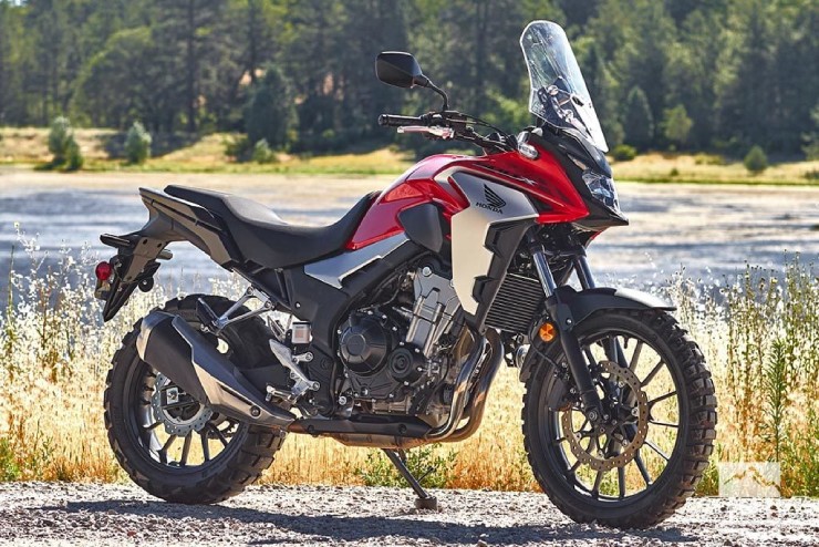 9.&nbsp;Honda CB500X có chiều cao yên ngồi 830 mm, dù có vành bánh xe khá lớn và thân hình nhìn hoành tráng, cùng bộ lốp khía múi đặc trưng của dòng xế phượt mạnh mẽ.&nbsp;