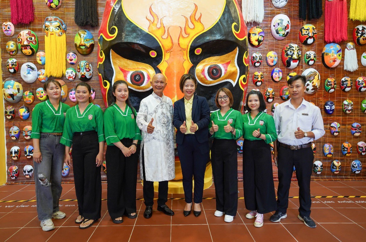 Nghệ nhân Bùi Quý Phong cùng đội ngũ “Mặt nạ thời gian” và các nghệ nhân của VinWonders Nam Hội An