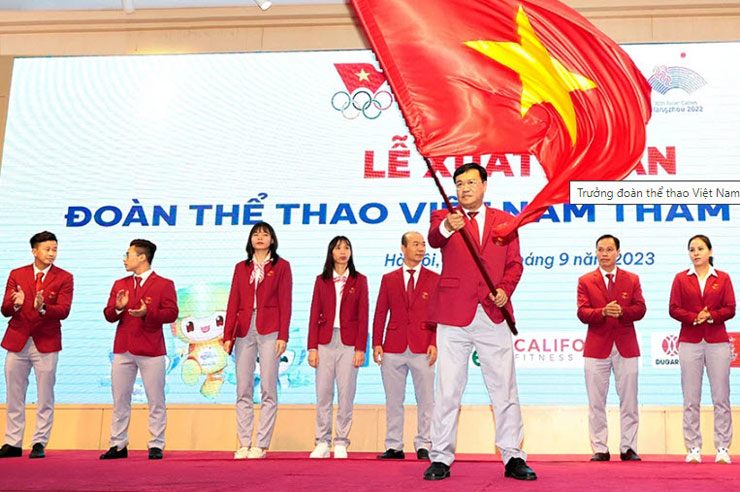 Trưởng đoàn thể thao Việt Nam tại ASIAD 19 Đặng Hà Việt phất cờ trong lễ xuất quân. Ảnh: TTVN