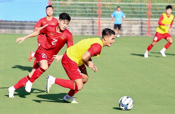U23 Việt Nam tập luyện chuẩn bị đấu U23 Mông Cổ.