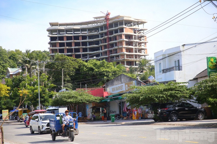 Thành phố Phú Quốc đã có báo cáo gửi Sở Xây dựng tỉnh Kiên Giang xin thẩm định, lập dự toán chi phí tháo dỡ vì có liên quan đến kết cấu, kỹ thuật. Ảnh: Nhật Huy.