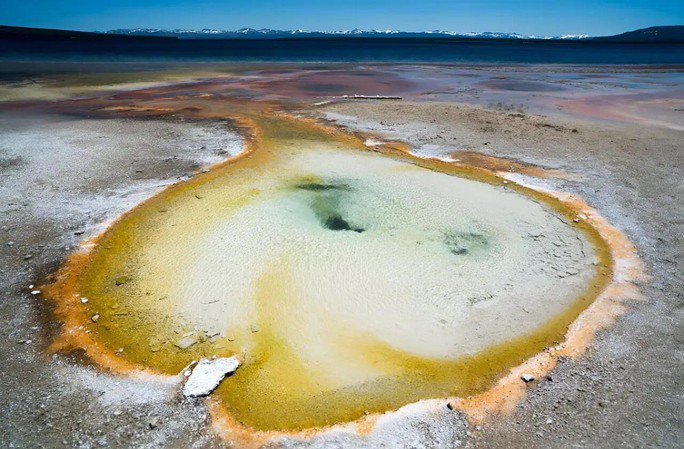 "Ngôi nhà" nước sôi của các vi sinh vật ở Công viên quốc gia Yellowstone (Mỹ) - Ảnh: ORNL