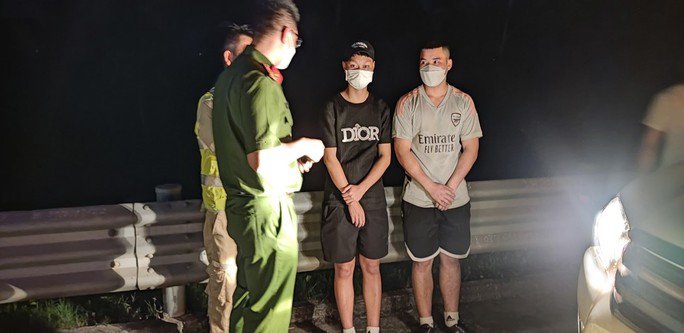Một số đối tượng dán số điện thoại quảng cáo cứu hộ, làm lốp trên cao tốc Hà Nội - Hải Phòng bị lực lượng chức năng phát hiện xử lý.