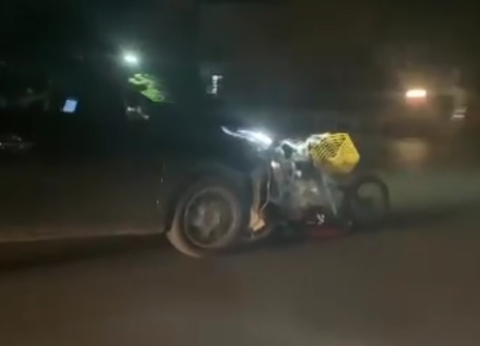 Chiếc ôtô tông chết người rồi bỏ chạy kéo cả chiếc xe đạp điện đi trên đường. Ảnh cắt từ clip
