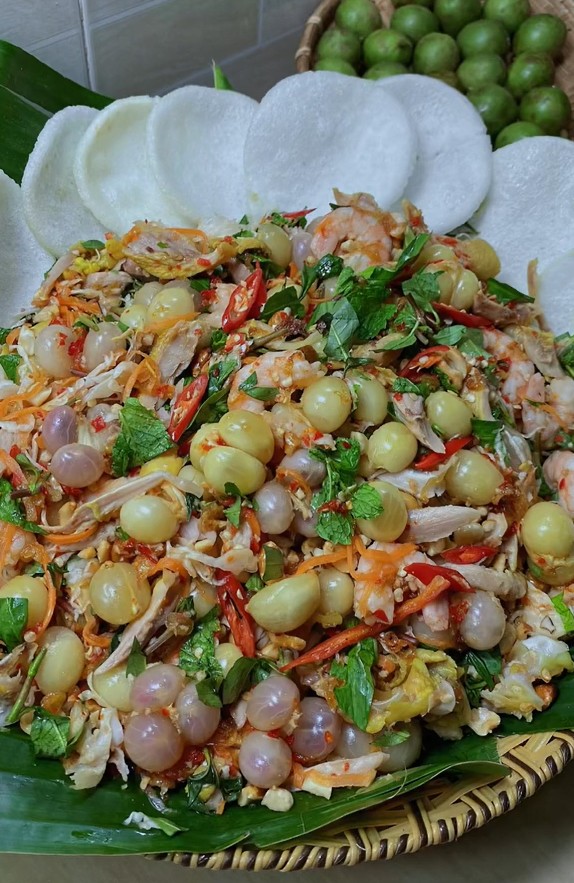 Gỏi gà dâu da được ăn kèm bánh phồng tôm
