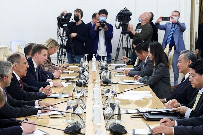 Bộ trưởng Ngoại giao Nga Sergey Lavrov (thứ hai bên trái) và người đồng cấp Trung Quốc Vương Nghị tại Moscow ngày 18-9. Ảnh: Reuters