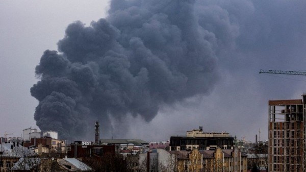 Cột khói bốc lên từ hiện trường một vụ không kích ở Ukraine. Ảnh: GettyImages