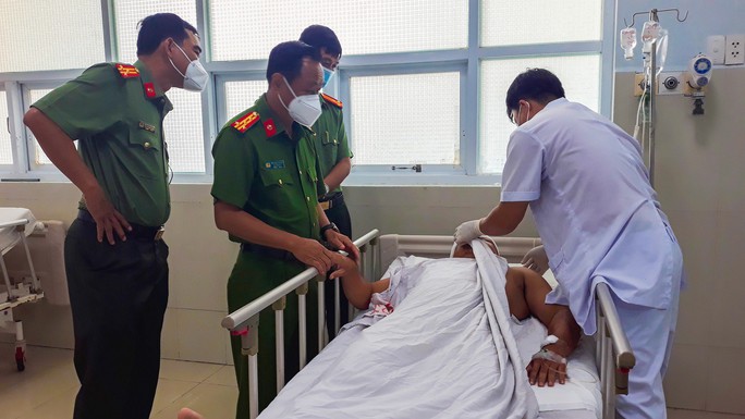 Đại tá Trà Quang Thanh thăm hỏi, động viên cán bộ bị thương khi làm nhiệm vụ.