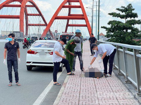 Công an khám nghiệm hiện trường.