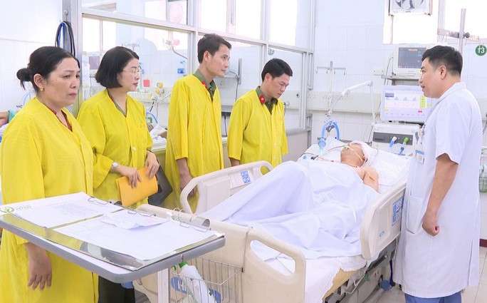 Đại tá Nguyễn Hữu Mạnh, Phó Giám đốc Công an tỉnh Thanh Hóa, tới thăm hỏi tình hình sức khỏe trung úy Phan Tiến Dũng bị bắn trọng thương khi đi làm nhiệm vụ