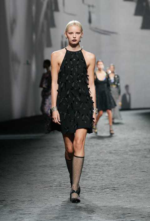 BST Xuân Hè 2023 của Chanel không thể vắng bóng những mẫu đầm cổ yếm&nbsp;tone&nbsp;đen chủ đạo cùng chất liệu phi bóng, tua rua&nbsp;tạo sự quý phái, sang chảnh.