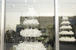 Ẩm thực - Một chiếc bánh kem giá gần 6,7 tỷ, được giao tận nhà bằng xe Rolls-Royce