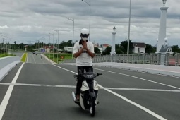 Tin tức trong ngày - Thanh niên chạy xe máy 'bốc đầu’ để câu view, bị CSGT xử phạt