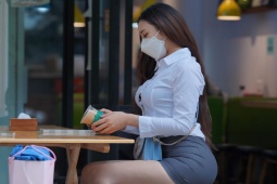 Thời trang - Người đẹp công sở đi trên phố lộ khoảnh khắc váy áo "kém duyên"