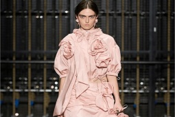 Thời trang - Tình yêu hiện diện trong bộ sưu tập của Simone Rocha