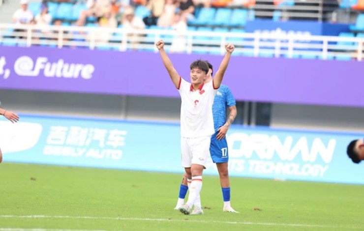 Quốc Việt xuất sắc lập cú đúp ghi bàn trong chiến thắng&nbsp;4-2 của Olympic Việt Nam trước Mông Cổ