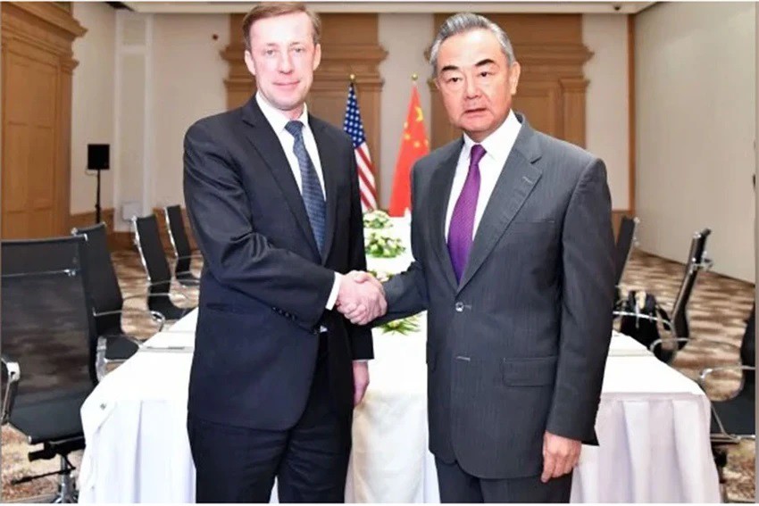 Bộ trưởng Bộ Ngoại giao Trung Quốc Vương Nghị (phải) gặp cố vấn an ninh quốc gia Mỹ Jake Sullivan tại Malta ngày 17-9. Ảnh: X/CHINAEMBMALTA