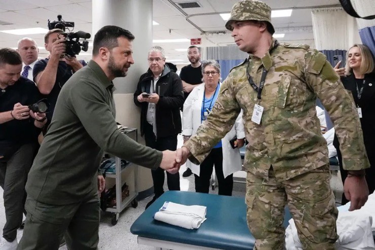 Ông Zelensky gặp binh sĩ Ukraine được điều trị, phục hồi chức năng ở New York, Mỹ.