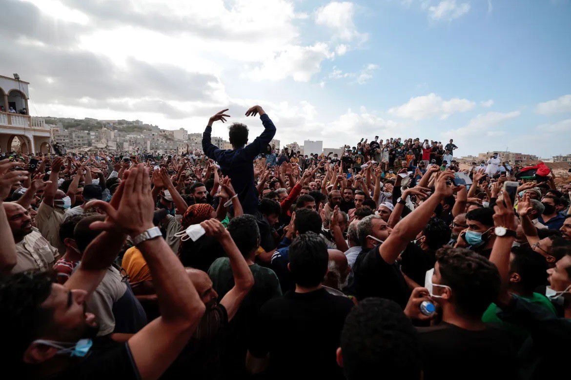 Hàng trăm người biểu tình tụ tập ngày 18/9 đòi chính quyền phải chịu trách nhiệm sau thảm họa vỡ đập. Ảnh: Reuters