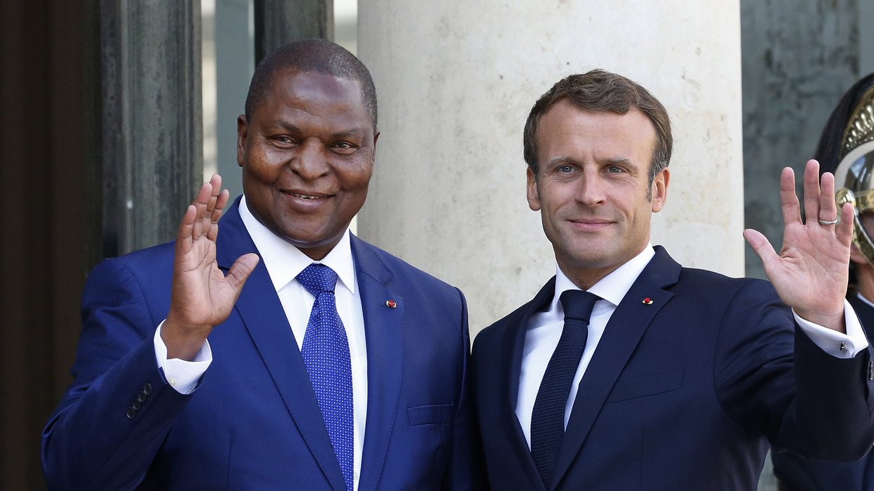 Tổng thống Pháp Emmanuel Macron (phải) tuần trước đã gặp người đồng cấp Cộng hòa Trung Phi Faustin-Archange Touadera.