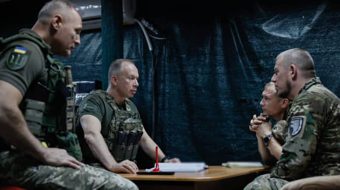 Tư lệnh lục quân Ukraine, tướng Oleksandr Syrskyi (giữa, bên trái),&nbsp;gần đây có chuyến thăm tiền tuyến ở miền đông Ukraine.