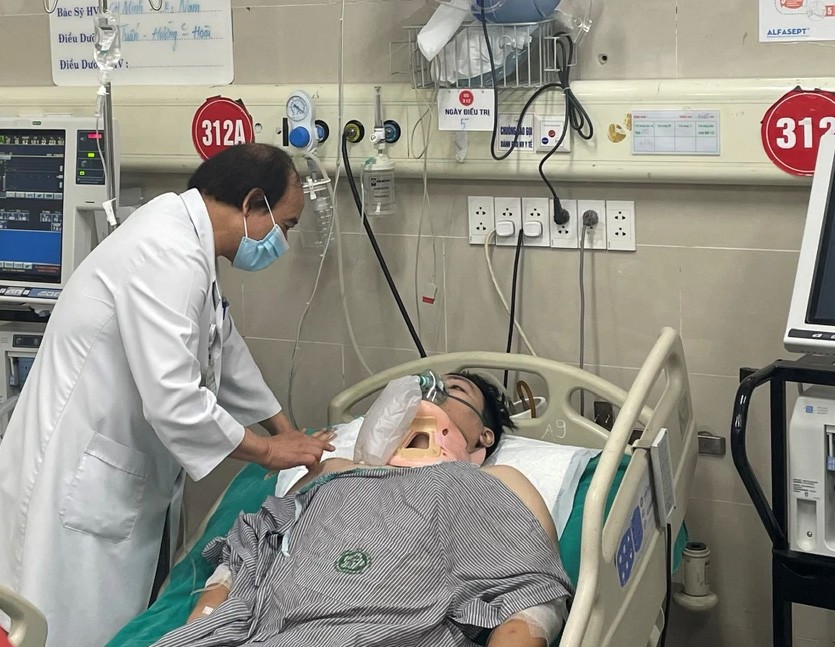 Một bệnh nhân trong vụ cháy chung cư mini đang được điều trị, theo dõi sức khoẻ tại bệnh viện.