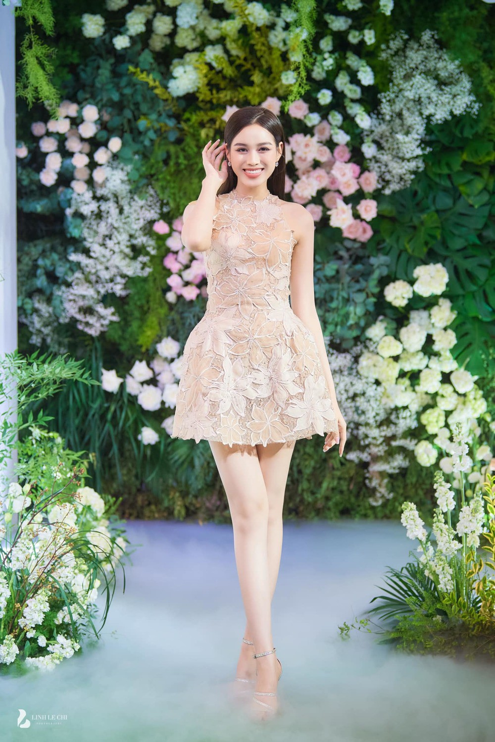 Đỗ Hà nổi bật trong đám cưới Đỗ Mỹ Linh với kiểu váy màu nude dáng ngắn sang trọng.