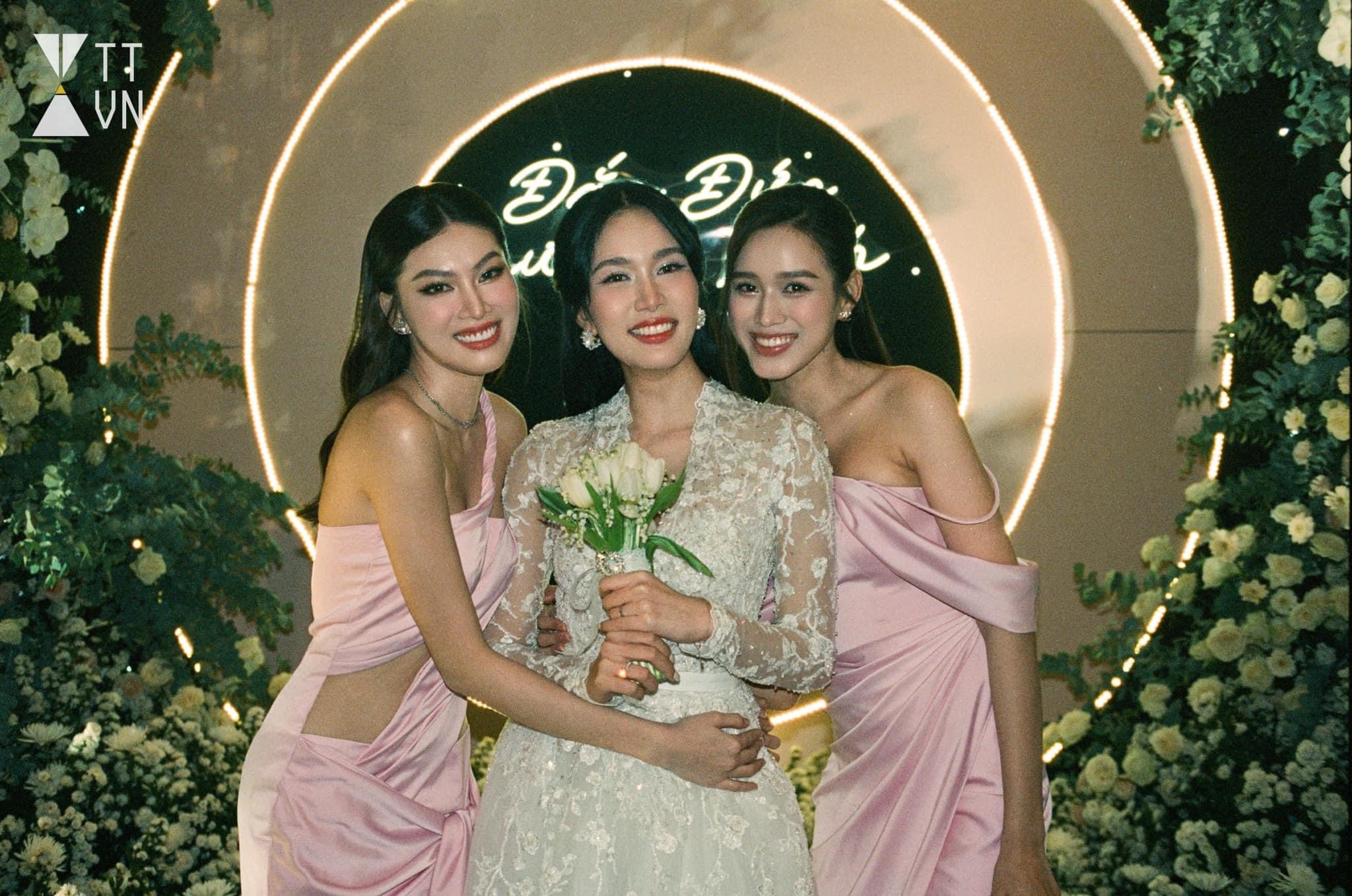 Đỗ Hà và Ngọc Thảo khoe trọn đôi chân 111cm khi diện váy lụa xẻ cao, làm phù dâu trong đám cưới Á hậu Phương Anh.