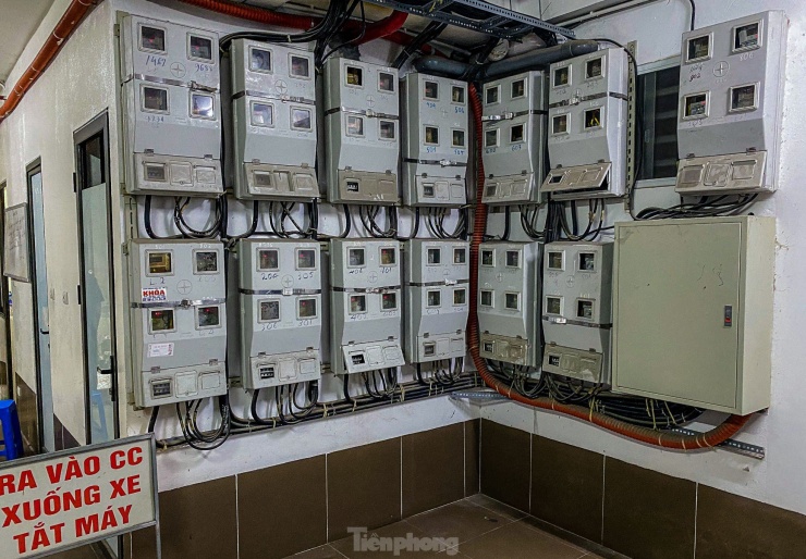 Công tơ điện dày đặc tại khu vực tầng 1.