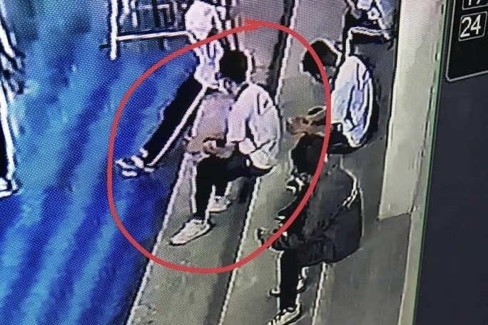 Camera an ninh ghi lại hình ảnh thanh niên giả dạng sinh viên.