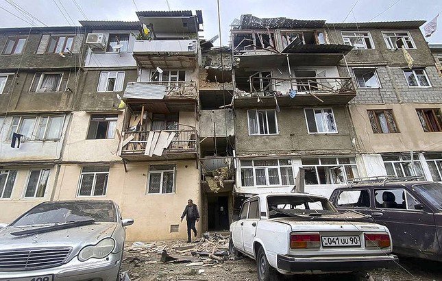 Một tòa nhà chung cư bị hư hại sau vụ pháo kích ở Stepanakert, Nagorno-Karabakh. Ảnh: AP