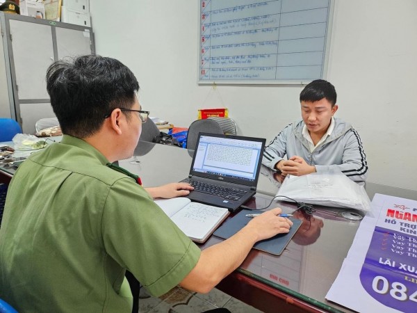 Phòng An ninh mạng và Phòng, chống tội phạm sử dụng công nghệ cao hỏi cung đối tượng Hoàng Thanh Hùng.