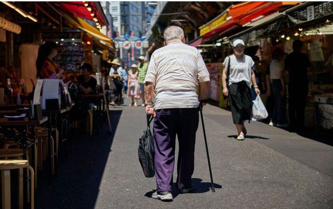 Một người cao tuổi đi bộ tại thủ đô Tokyo - Nhật Bản. Ảnh: BLOOMBERG