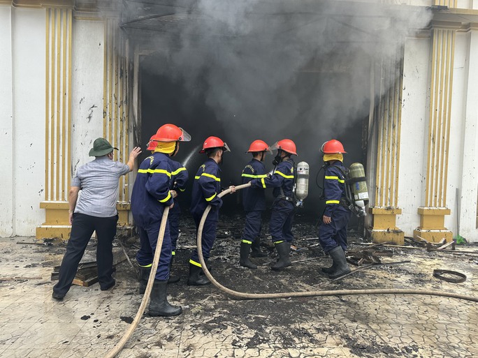 Lực lượng chữa cháy chuyên nghiệp có mặt dập tắt đám cháy