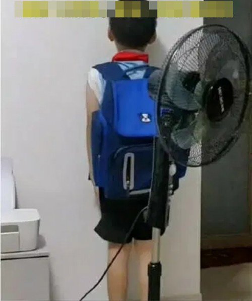 Bé trai bị phạt vì chia sẻ thứ không nên chia sẻ. Ảnh: Weibo.