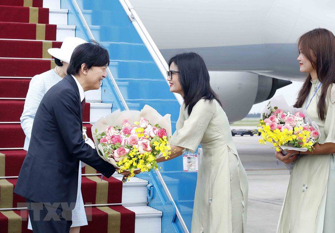 Thiếu nữ Thủ đô tặng hoa Hoàng Thái tử Nhật Bản Akishino và Công nương Kiko tại lễ đón. Ảnh: TTXVN