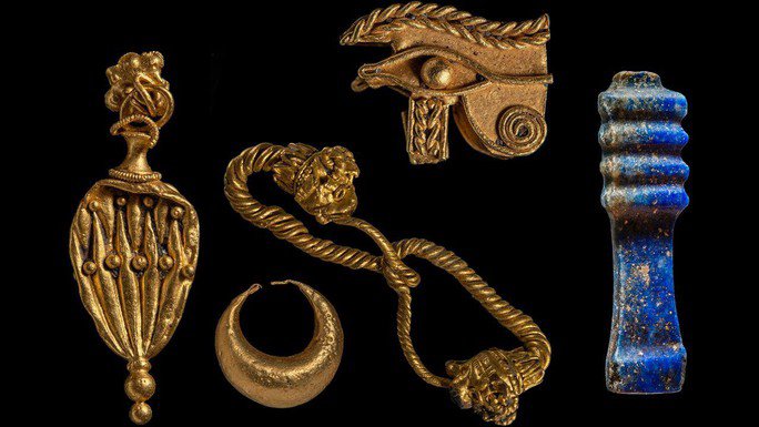Một số đồ vật, trang sức bằng vàng và cột Djed bằng ngọc lưu ly, biểu tượng của sự ổn định, được tìm thấy. Ảnh: Hilti Foundation