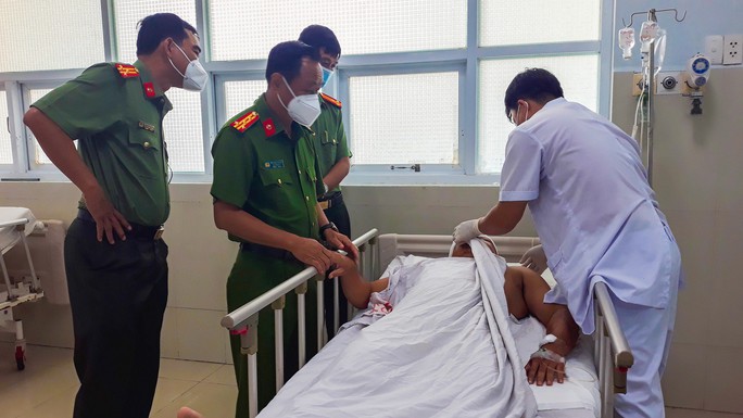 Lãnh đạo Công an tỉnh Vĩnh Long đã đến bệnh viện thăm hỏi, động viên thiếu tá Lê Minh Cảnh
