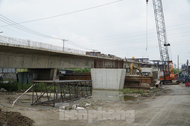 Đại diện Ban Giao thông TPHCM cho biết, TP Thủ Đức đang lên kế hoạch để vận động hộ dân còn lại ở phường Phước Bình sớm bàn giao mặt bằng, đồng thời, vận động 4 hộ dân ở phường Phước Long B tháo dỡ kiến trúc lui vào đúng ranh dự án, bàn giao đủ diện tích cho chủ đầu tư.