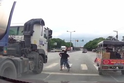 Xe máy - Xe đạp - Clip: Xe đạp thoát nạn may mắn khi đi vào góc "tử thần" của xe bồn