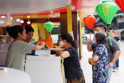 Thị trường - Tiêu dùng - "Bánh trung thu quá đắt đỏ, một vốn 40 lời": Nhiều ý kiến trái chiều