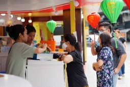 "Bánh trung thu quá đắt đỏ, một vốn 40 lời": Nhiều ý kiến trái chiều