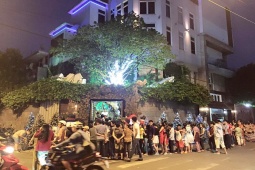 Đời sống Showbiz - Nam ca sĩ kêu gọi khán giả "bao vây" biệt thự, muốn đập nhà 60 tỷ vì quá chán